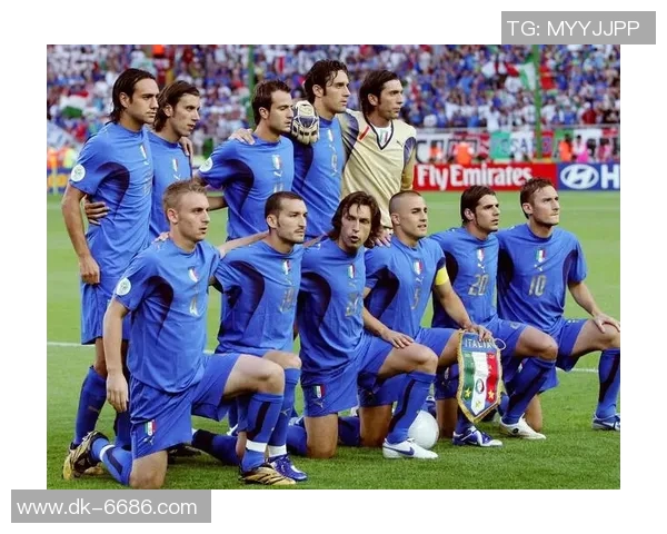 足球巨星文字艺术作品展现：球场传奇与荣耀的视觉表达